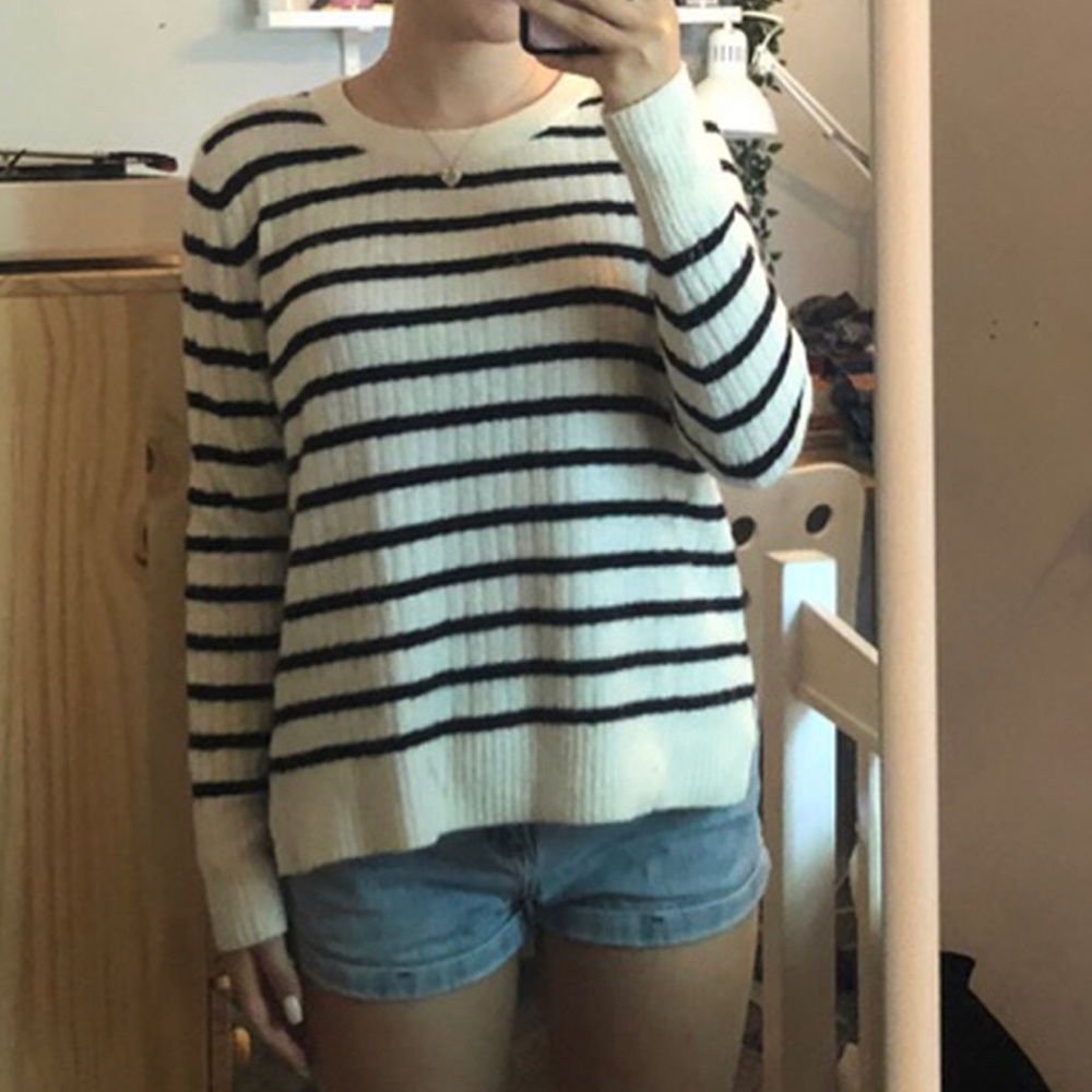 Comfortable striped long-sleeve sweater!